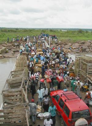 Lastning af Yam langs Volta-søen (91kb)